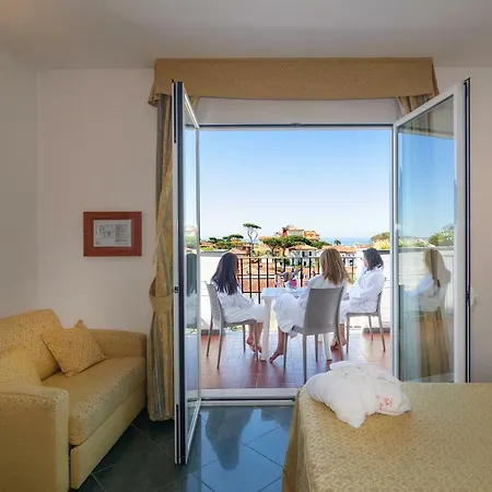 Готель Marzia Марина-ді-П'єтразанта